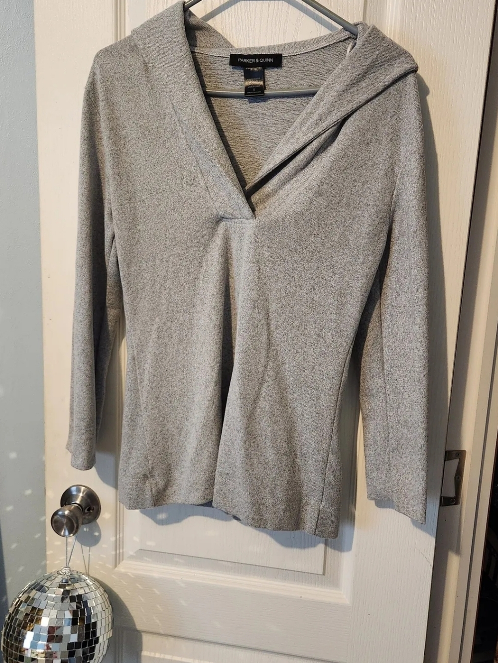 PRELOVED PARKER & QUINN SIZE SMALL Women's Heather Gray V-Neck Hoodie Sweater